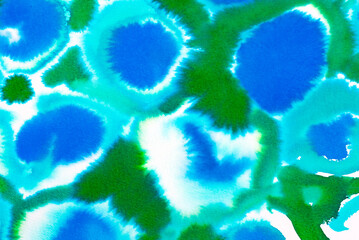 abstrakter grüner Aquarellhintergrund mit blauen Tupfern und Flecken

