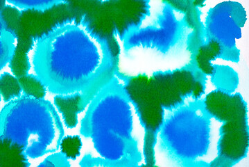 abstrakter grüner Aquarellhintergrund mit blauen Tupfern und Flecken

