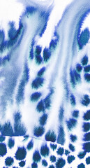 abstrakter Aquarellhintergrund mit blauen Flecken wie ein Tierfellmuster

