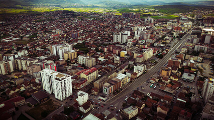 Ferizaj von oben im kosovo von der drohne an einen sonnigen herbsttag mit wolken und grüner...