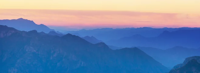 Selbstklebende Fototapeten Mountains silhouette © Galyna Andrushko