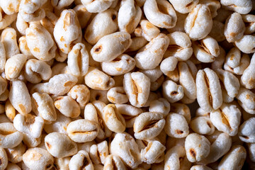 Set of innumerable white grains of inflated oat seen from above.