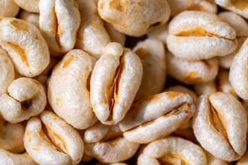 Set of innumerable white grains of inflated oat seen from above.