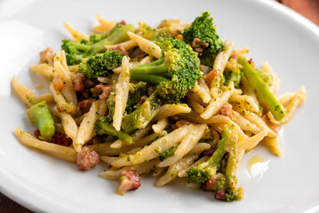 Piatto di trofie con pancetta e broccoli, pasta italiana, cibo europeo  - 786457057