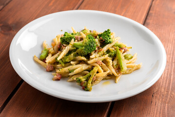 Piatto di trofie con pancetta e broccoli, pasta italiana, cibo europeo  - 786457087