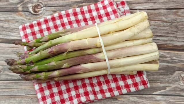 bottes d'asperges vertes, en gros plan