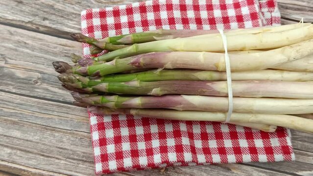 bottes d'asperges vertes, en gros plan