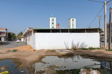 Bâtiment dans une rue inondé par les égouts dans un quartier de Dakar au Sénégal en Afrique