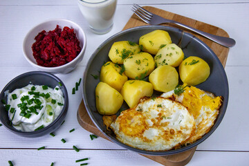 Ziemniaki z jajkiem sadzonym, maślanką, buraczkami i mizerią. Wiosenny obiad - 786470616