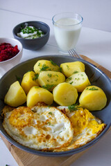 Ziemniaki z jajkiem sadzonym, maślanką, buraczkami i mizerią. Wiosenny obiad - 786470829