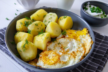 Ziemniaki z jajkiem sadzonym, maślanką, buraczkami i mizerią. Wiosenny obiad - obrazy, fototapety, plakaty