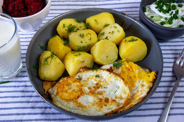 Ziemniaki z jajkiem sadzonym, maślanką, buraczkami i mizerią. Wiosenny obiad - 786472044