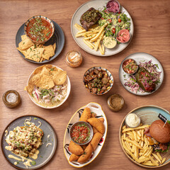 Mesa abastecida tipo banquete con diferentes platos de comida - obrazy, fototapety, plakaty