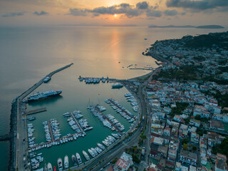 Vista aerea di un'alba al porto di Casamicciola ad Ischia. Un isola a Napoli