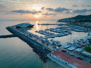 Vista aerea di un'alba al porto di Casamicciola ad Ischia. Un isola a Napoli - obrazy, fototapety, plakaty