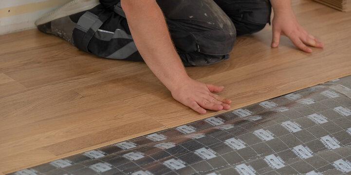 Laminat auf einem Fu&szlig;boden in einer Wohnung verlegen