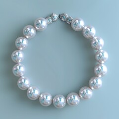 Obraz premium Classic pearl necklace with intricate clasp detailing