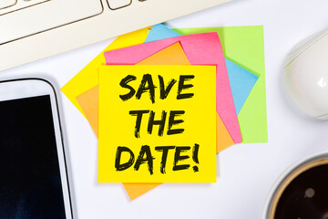 Save the date Termin Datum Einladung Verabredung Kommunikation Business Konzept auf Schreibtisch