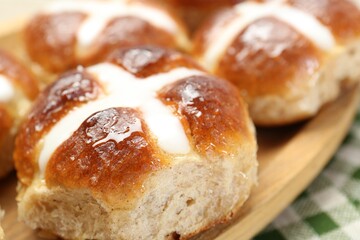 Obraz na płótnie Canvas Tasty hot cross buns on table, closeup