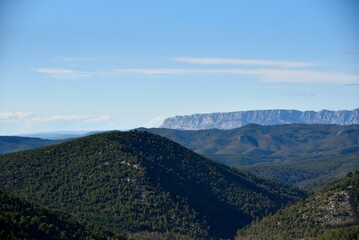 Le massif de La Sainte-Baume et la Montagne Sainte-Victoire en arrière-plan