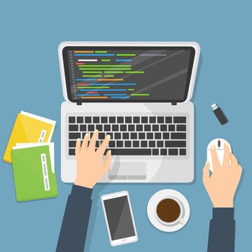 Codifica programmatore su computer portatile su scrivania illustrazione  , cartone animato libero libero piatto seduto sul tavolo di lavoro e codice di programmazione su pc, web developer tav