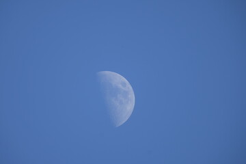 Mond am blauen Himmel