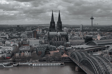 Skyline Köln vom Triangle Tower fotogrfafiert schwarz-weiß extrem