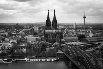 Skyline Köln vom Triangle Tower fotogrfafiert schwarz-weiß