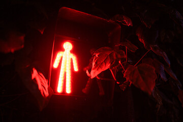 Panneau feu rouge piétons lumineux la nuit