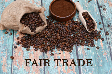 Geröstete Kaffeebohnen und Kaffeepulver mit der Beschriftung Fair Trade.