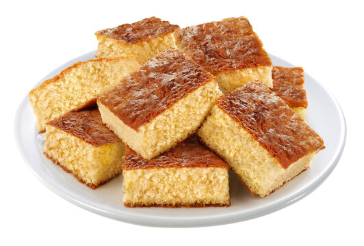 prato com fatias de bolo de aipim isolado em fundo transparente