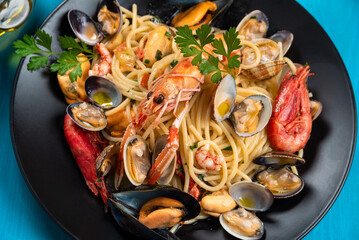 Primo piano di deliziosi spaghetti allo scoglio, pasta italiana con frutti di mare, cibo mediterraneo  - 786571274