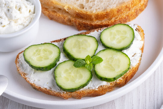 Olive bread with cottage cheese and cucumbers