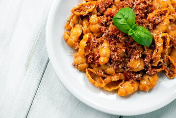 Primo piano di deliziosi gnocchi con ragù di carne, pasta italiana, cibo europeo  - 786580258