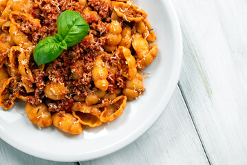 Primo piano di deliziosi gnocchi con ragù di carne, pasta italiana, cibo europeo  - 786580269