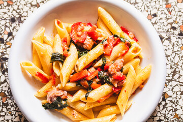 Penne mit herzhafter Salsiccia, saftigen Tomaten und zartem Blattspinat