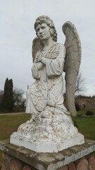 Fototapeta na wymiar statue of angel