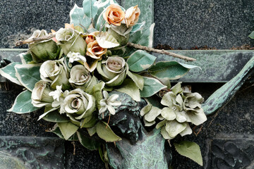 Bouquet of flowers in a cemetery. Bouquet de fleur dans un cimetière. Cimetière monumental, Milan...