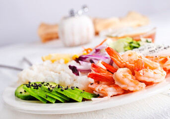 boiled rice with avocado and fried shrimps - 786622060