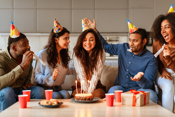 Naklejka premium Birthday celebration with cake and friends at home
