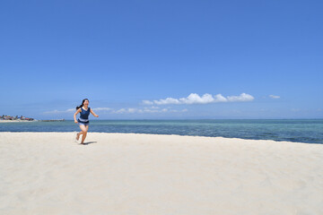 Fototapeta na wymiar ビーチで走る女の子（フィリピン、パンダノン島）
