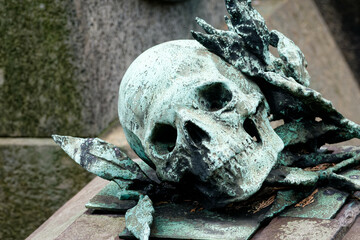 Tête de mort en bronze. Cimetière monumental, Milan - Italie