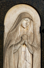 Sculpture de la Vierge Marie en prière. Cimetière monumental, Milan - Italie