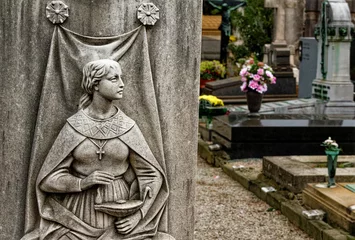 Fotobehang Sculpture en pierre d'une vestale. Cimetière monumental, Milan - Italie © Joan