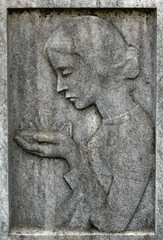 Sculpture en pierre d'une vestale. Cimetière monumental, Milan - Italie