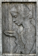 Obraz premium Sculpture en pierre d'une vestale. Cimetière monumental, Milan - Italie