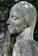 Sculpture de pierre tombale. Cimetière monumental, Milan - Italie