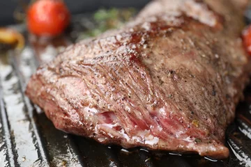 Rolgordijnen Delicious grilled beef meat in pan, closeup © New Africa