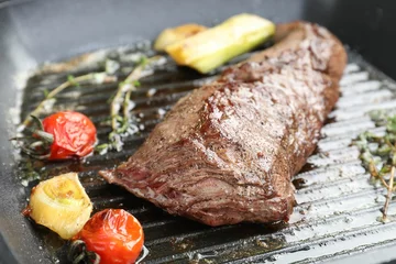 Schilderijen op glas Delicious grilled beef meat and vegetables in pan, closeup © New Africa