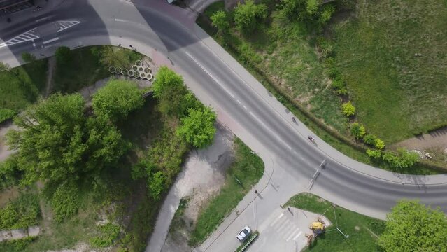 Lot dronem nad dwoma biegaczami podczas maratonu w Krakowie